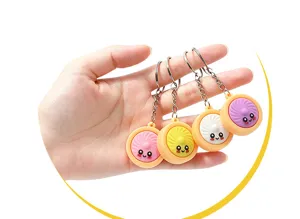 Gedetailleerd close-up overzicht van schattige cartoon gestoomde broodje sleutelhangers PVC