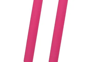Detailansicht des rosa Silikon-Klapparmbands mit weicher Haptik und glatter Oberflaeche.