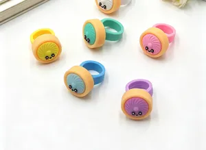 Bague de petit pain cuit à la vapeur mignonne PVC souple jouet dessin animé détails.