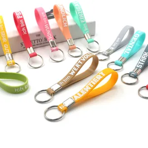 Portachiavi con braccialetto in silicone colorato con citazioni motivazionali per feste scolastiche.