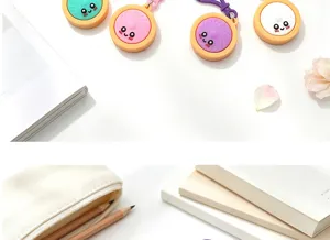 Close-up detail van schattige gesimuleerde broodje sleutelhangers met vrolijke kawaii ontwerpen.