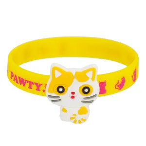 Nahaufnahme des süßen Katzen-Silikonarmbands mit gelbem Band und 3D-Cartoon-Katzen-Anhänger.