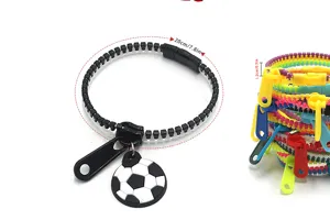 Bracelet fermeture éclair coloré avec pendentif ballon de foot pour enfants et détente.