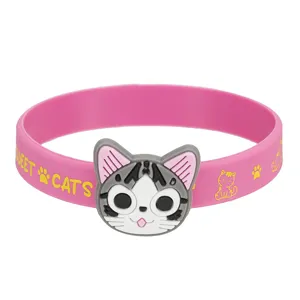 Detailansicht des niedlichen Cartoon Katzen Silikonarmbands in leuchtendem Rosa Design.