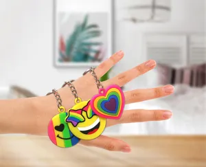 Detailaufnahme von bunten Silikon Regenbogen Schlüsselanhängern mit Herz und Smiley.