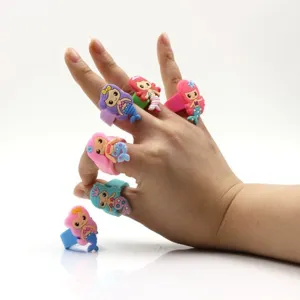 Detailansicht niedlicher Meerjungfrau Silikonringe für Kinder, flexibles PVC, bezauberndes Design.