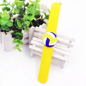 Dettaglio del bracciale slap in silicone da pallavolo, giocattolo giallo con palla 3D per bambini.
