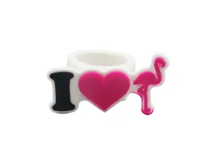 Gedetailleerd overzicht van de schattige flamingo siliconen ring met roze hart en zacht materiaal.