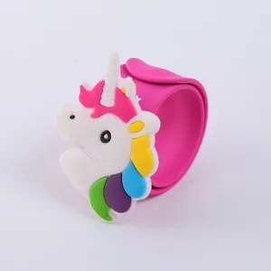 Süßes Einhorn Silikon Klapparmband für Kinderparty, buntes Armband Detailansicht.