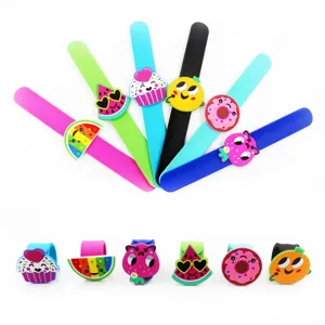 Kinder Cartoon Frucht Klapparmbänder Set, süße Silikon Armbänder für Kinder Party.