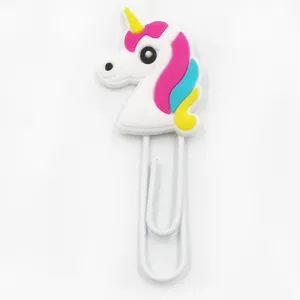 Close-up detail van een schattige eenhoorn PVC cartoon metalen papierclip bladwijzer.
