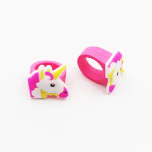 Süßes Einhorn Silikonring Detail, weiches PVC Kinder Cartoon Schmuck, rosa Kleinkind Geschenk.