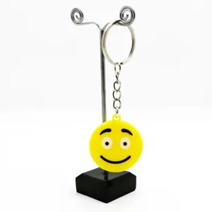Gedetailleerd overzicht van gele PVC emoji sleutelhanger met grappige expressie.