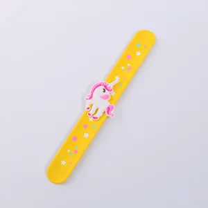 Silikon Einhorn Klapparmband für Kinder Party Dekoration, süßes Cartoon Handgelenkband.