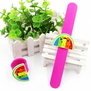 Nahaufnahme Detail des bunten Frucht Klapparmbands mit süßem Silikon Melone Anhänger.