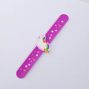 Silikon Einhorn Klapparmband für Kinder, lila Armband mit Sternen für schöne Partygeschenke.