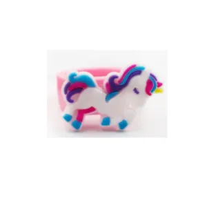 Detailaufnahme eines süßen Cartoon-Einhorn-Silikonrings, farbiges Kinderspielzeug.