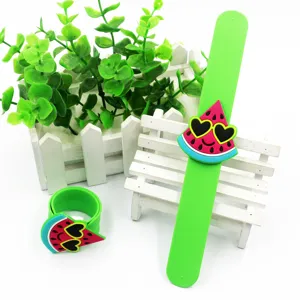 Niedliches Cartoon Wassermelone Klapparmband fur Kinder, flexibles Silikon Armband Spielzeug.