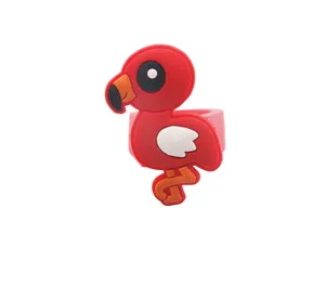 Close-up van schattige roze flamingo siliconen ring details, perfect voor dagelijks kindergebruik.