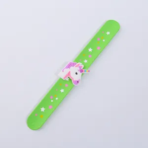 Niedliches Silikon-Klapparmband mit farbigem Einhorn-Kopf und Sternmustern für Kinderpartys.