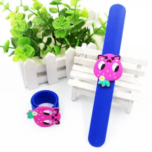 Kinder Silikon Schnapparmband mit süßem rosa Cartoon Erdbeere Anhänger, lustiges Spielzeug.