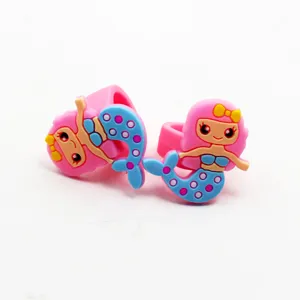 Kinder Silikon Meerjungfrau Ring Detailbild, süßer Cartoon PVC Ring Schmuck für Kinder Geschenk.
