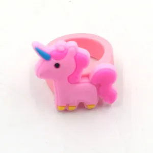 Niedlicher Cartoon Einhorn PVC Ring für Kinder, weiches Gummi Regenbogen Spielzeug für Party.