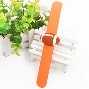 Bracciale slap in silicone arancione per bambini con ciondolo football 3D gioco sport