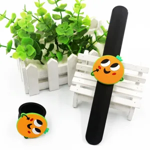 Orangen Schnapparmband Detailansicht, süßes Cartoon-Frucht-Design, flexibles Silikon-Band.