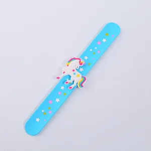 Nahaufnahme des bunten Silikon Schnapparmbands mit süßem 3D Einhorn und Sternenmuster.