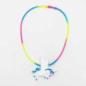 Kleurrijke siliconen kinderketen met een mooie witte gevleugelde eenhoorn hanger.
