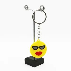 Leuke emoji sleutelhanger van PVC met zonnebril en rode lippen voor tassen en sleutels.