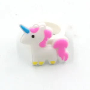 Detaillierte Nahaufnahme des süßen Cartoon Einhorn PVC Rings für Kinder mit tollem Design.