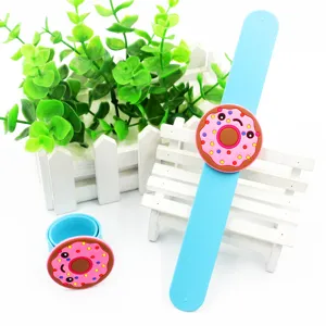 Kinder Cartoon Donut Schlaparmband Spielzeug, süßes rosa Silikon Armband für Jungen Mädchen.