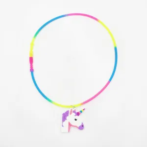Gedetailleerde close-up van een kleurrijke siliconen eenhoorn hanger ketting voor kinderen.