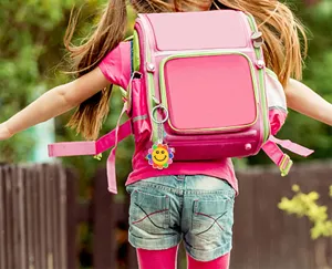 Detailaufnahme des bunten Smiley Blumen Schlüsselanhänger Regenbogen Tasche Deko.
