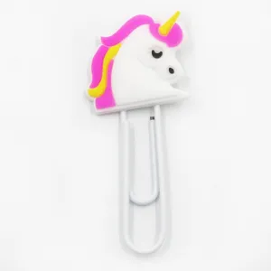 Close-up van een schattige cartoon eenhoorn PVC decoratie op een witte metalen paperclip.
