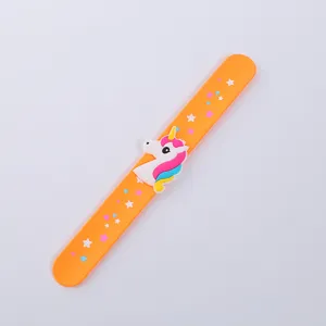 Silikon Klapparmband mit süßem 3D Einhorn Design und bunten Sternen für Kinder Partygeschenke.