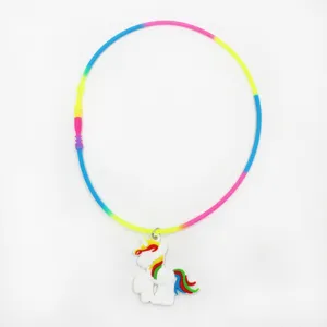 Kleurrijke siliconen eenhoorn hanger ketting voor kinderen, leuk en vrolijk accessoire.