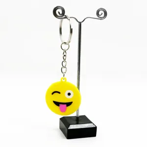 Leuke emoji sleutelhanger van PVC met metalen ring, grappige tas en auto accessoire.