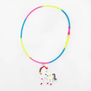 Kleurrijke siliconen slangenhalsketting met schattige eenhoorn hanger, kindersieraden.