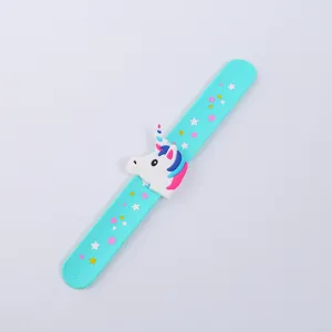 Süßes Einhorn Silikon Klapparmband Kinder Party Armband türkis Sternenmuster Detailansicht