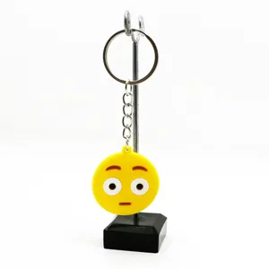 Close-up detailweergave van de gele emoji gezichtsuitdrukking metalen ring sleutelhanger.