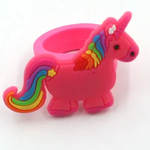 Kinder niedlich Einhorn Ring rosa PVC weich Gummi Cartoon Regenbogen Fingerring Spielzeug