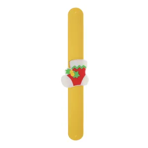 Leuke kerst slap bracelet met siliconen sok hanger, feestelijke polsband voor feestjes.