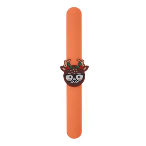 Detail van kerst rendier siliconen slap armband met schattig cartoon dierontwerp.
