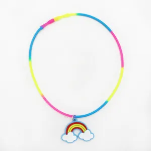 Gedetailleerd overzicht van siliconen regenboog wolk ketting, levendige kleurverloop slang.