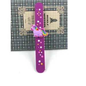 Süßes Einhorn Klapparmband für Kinder, lila Silikonarmband mit bunten Sternen Party Deko.