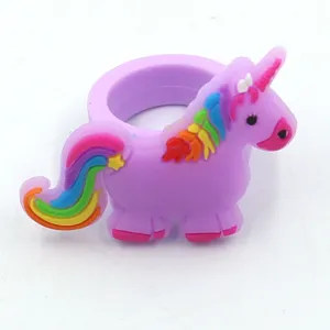 Süßer Cartoon Einhorn Ring für Kinder, buntes PVC Weichgummi Spielzeug, perfektes Geschenk.