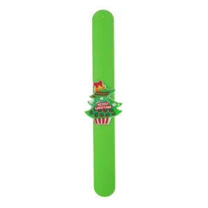 Groene siliconen slap-armband met een schattige kerstboombedel en feestelijke tekst.
